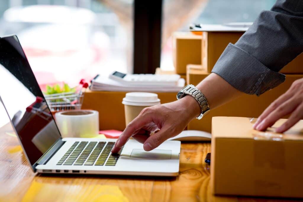 digitale Rechnungsstellung: eine Person arbeitet an einem Laptop